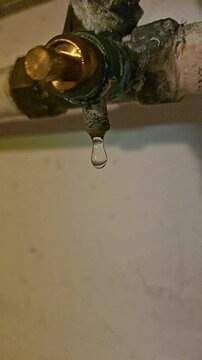 Tropfender Wasserhahn bzw. Ablasshahn in Zeitlupe
