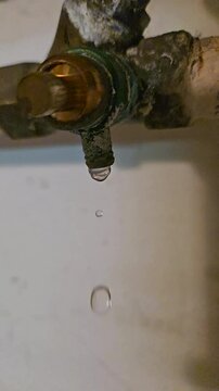 Tropfender Wasserhahn bzw. Ablasshahn in Zeitlupe
