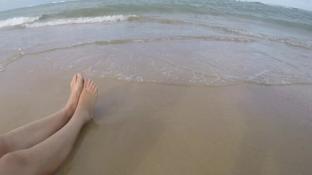 p&eacute;s na areia relaxando as ondas do mar 