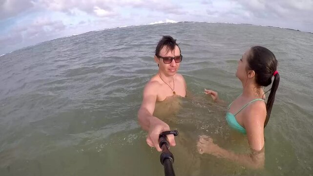 casal apaixonado de f&eacute;rias no ver&atilde;o 