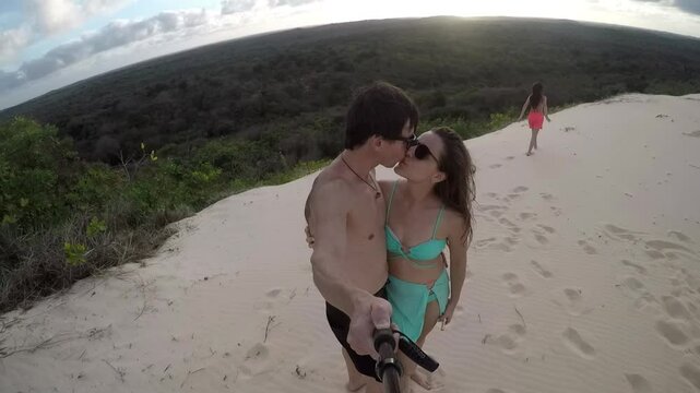 casal apaixonado de f&eacute;rias no ver&atilde;o 
