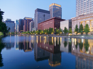 皇居の内堀に映る丸の内の夜景	