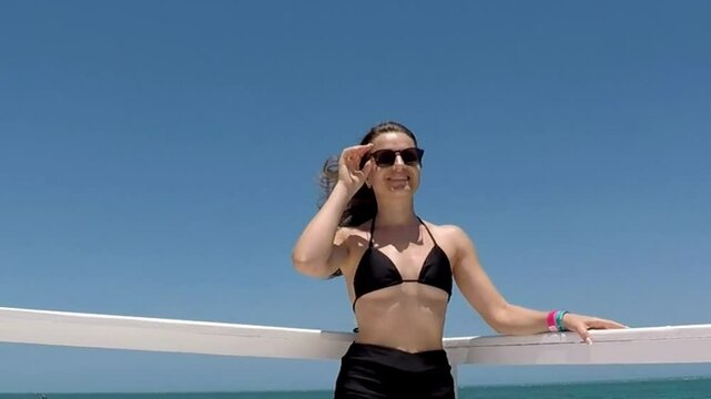 beldade de biquini de f&eacute;rias no mar 