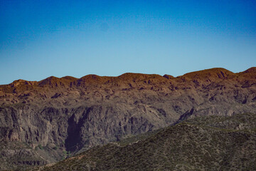 Obraz premium Montañas y lados 