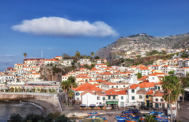 Blick auf die Häuser und die Bucht des Fischerdorfes Camara de Lobos auf Madeira - View of the houses and the bay of the fishing village Camara de Lobos on Madeira