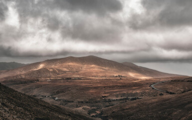 Typische hügelige,staubige und karge Vulkanlandschaft auf Fuerteventura - Typical hilly, dusty and...