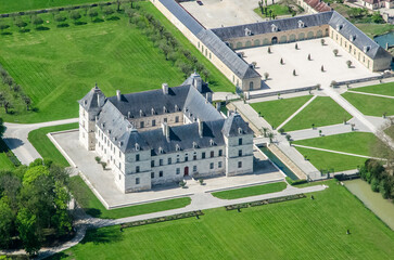 vue aérienne du château d'Anche-le-Franc dans l'Yonne en France