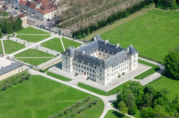 vue a&eacute;rienne du ch&acirc;teau d'Anche-le-Franc dans l'Yonne en France