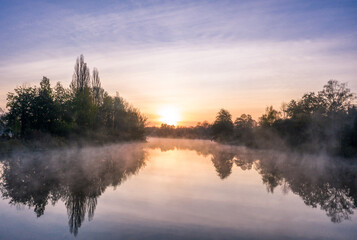 Obraz premium Die Aller in Celle an einem Herbstmorgen
