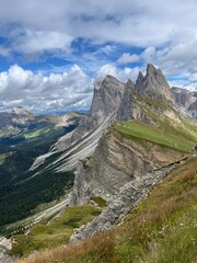 Majest&auml;tische Berglandschaft in unber&uuml;hrter Natur &ndash; Atemberaubende Aussicht &uuml;ber Alpengipfel, T&auml;ler und Wanderwege in malerischer Gebirgsregion