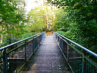 Fototapeta premium Wander und Radweg Spur der Steine über eine Brücke