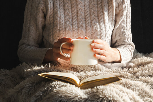 Cocooning, th&eacute;, livre et plaid.