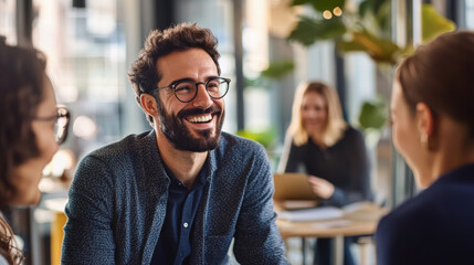 Obraz premium Happy business owner interacting with employees in a modern office space, full of creativity and collaboration