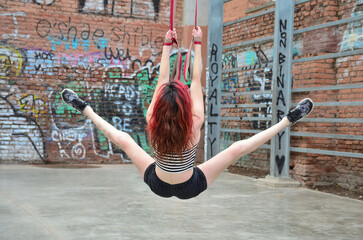 Lindísima acróbata de artes circenses entrena cintas aéreas en un escenario abierto.  Se aprecia...