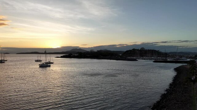  Vista &aacute;rea hacia el canal de panam&aacute; desde amador al atardecer. 
