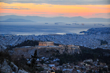 Obraz premium Akropolis bei Sonnenuntergang in Athen Griechenland vom Lykabettus Hügel
