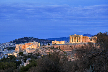 Obraz premium Akropolis zur blauen Stunde in Athen Griechenland vom Philopapposhügel
