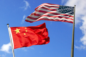 gegeneinander wehende, kämpfende US- und China-Flaggen