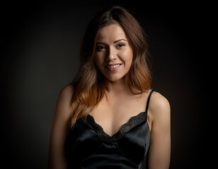 Fototapeta premium joven mujer atractiva sonriendo con camisón lencero muy seductor negro de tirantes