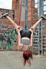 Lindísima acróbata de artes circenses entrena cintas aéreas en un escenario abierto.  Se aprecia...