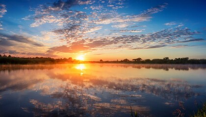 Obraz premium Sunrise waterscape with clouds and reflections