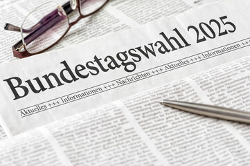 Zeitung mit der Überschrift Bundestagswahl 2025