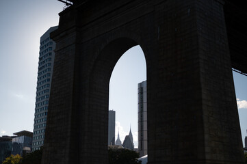 Obraz premium Blick durch die Pfeiler der Queensborough Bridge