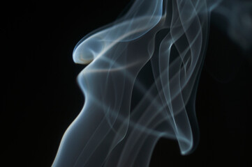 Obraz premium 黒背景に浮かび上がる青い煙_013