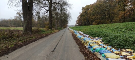 Droga wiejska po powodzi.