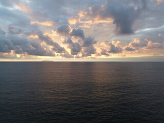 Atardecer naranja con nubes en la playa. 