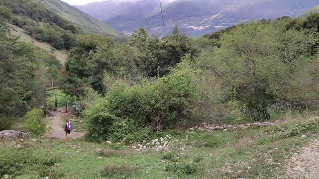 Villetta Barrea - Centro Visita Daini dal sentiero di accesso