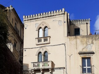 Un palazzo caratteristico in un angolo di Noto.