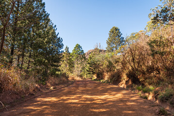 Trilha de caminhada no início do Parque da Serra do Curral em Belo Horizonte, Minas Gerais, Brasil