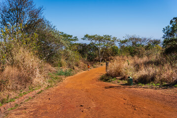 Mulher caminhando no Parque da Serra do Curral em Belo Horizonte, Minas Gerais, Brasil