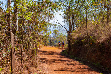 Pessoas caminhando no Parque da Serra do Curral em Belo Horizonte, Minas Gerais, Brasil