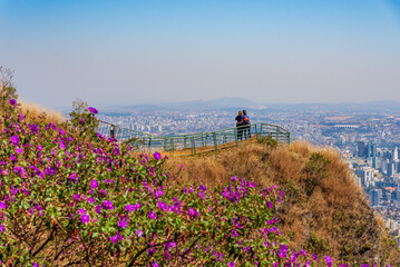 Mulheres no mirante do Parque da Serra do Curral em Belo Horizonte, Minas Gerais, Brasil