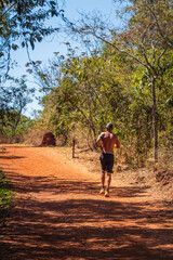 Homem correndo no Parque da Serra do Curral em Belo Horizonte, Minas Gerais, Brazil