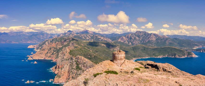 Capu Rosso mit Genueserturm von der Wasserseite