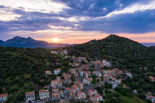 Dorf Moncale bei Calenzana auf Korsika zum Sonnenuntergang 