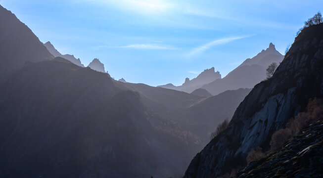 beaufortain au coucher de soleil avec brume sur les hauteurs et &eacute;tagement des lignes de cr&ecirc;te, secteur point de pralognan, pointe de la terrasse, combe de la neuva, dent d'arpire, aiguille grand fond