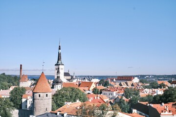 Fototapeta premium エストニア・タリンのパットクリ展望台：A view from hill over Tallinn city.