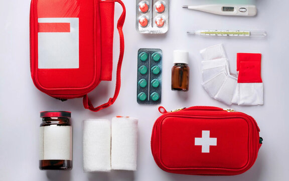 articulos kit de primeros auxilios y camping de medicina ,aislado sobre fondo blanco, vista superior