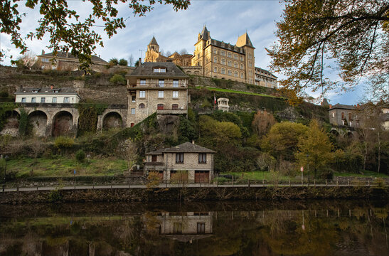 Beautiful fortified town with history dating back to Roman times with a river and ancient buildings