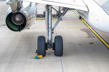 Triebwerk und Fahrwerk eines Passagierfliegers im Detail