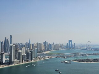 Obraz premium Dubai coastline at noon in spring