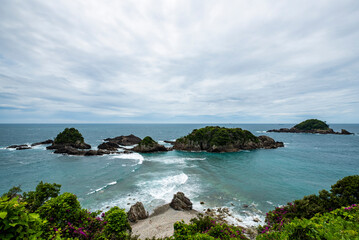 Fototapeta premium 恋人岬と婦夫波 和歌山県西牟婁郡すさみ町