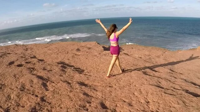 mulher livre turista em f&eacute;rias olhando para o oceano 