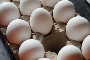 Una toma de cerca de varios huevos fresco de gallina para comer colocado en un cartón
