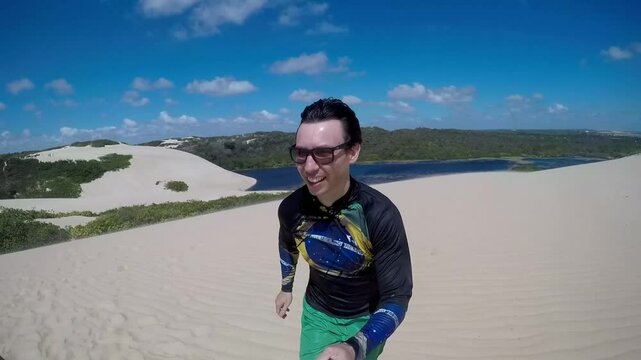 brasileiro homem de f&eacute;rias em lagoa genipabu 
