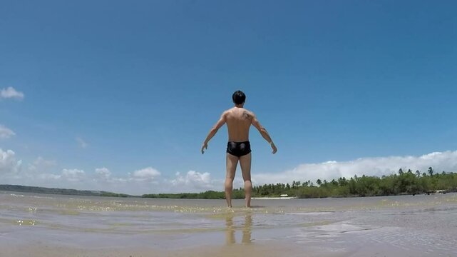 homem de f&eacute;rias no mar 